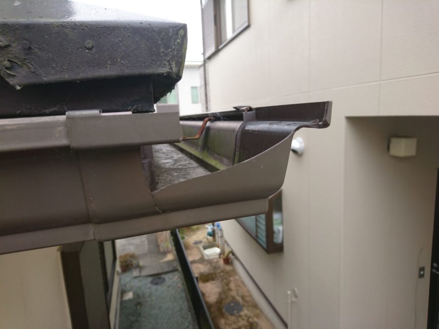 台風罹災で割れた樋を交換してきました！
